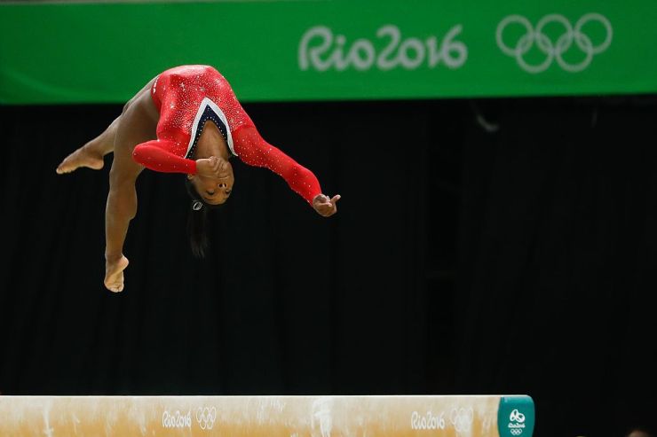 simone_biles_na_prova_final_da_trave_nos_jogos_olimpicos_rio_2016